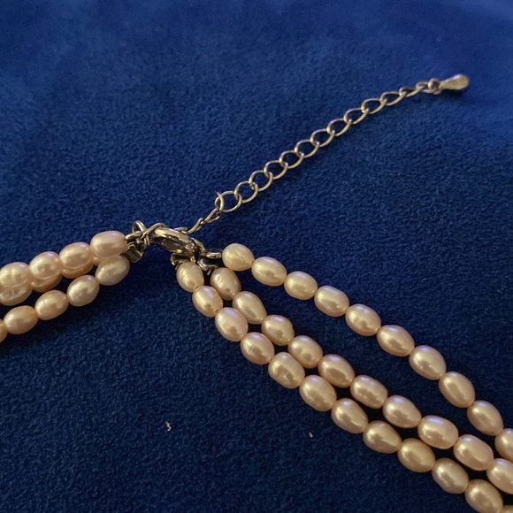 Beautiful authentic pink pear necklace with larger white Pearl center. - Picture 3 of 4